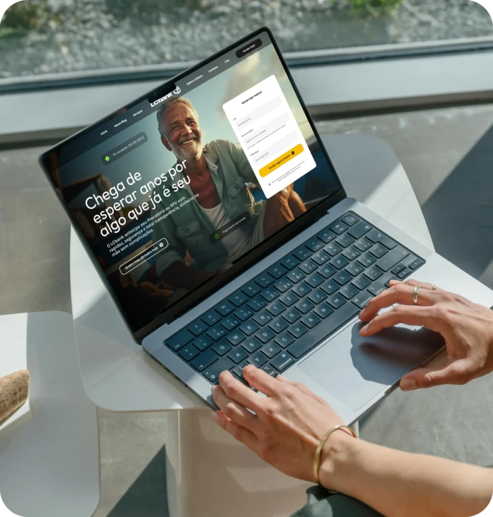 Laptop aberto com site do LCbank exibindo login e mensagem sobre seguros.