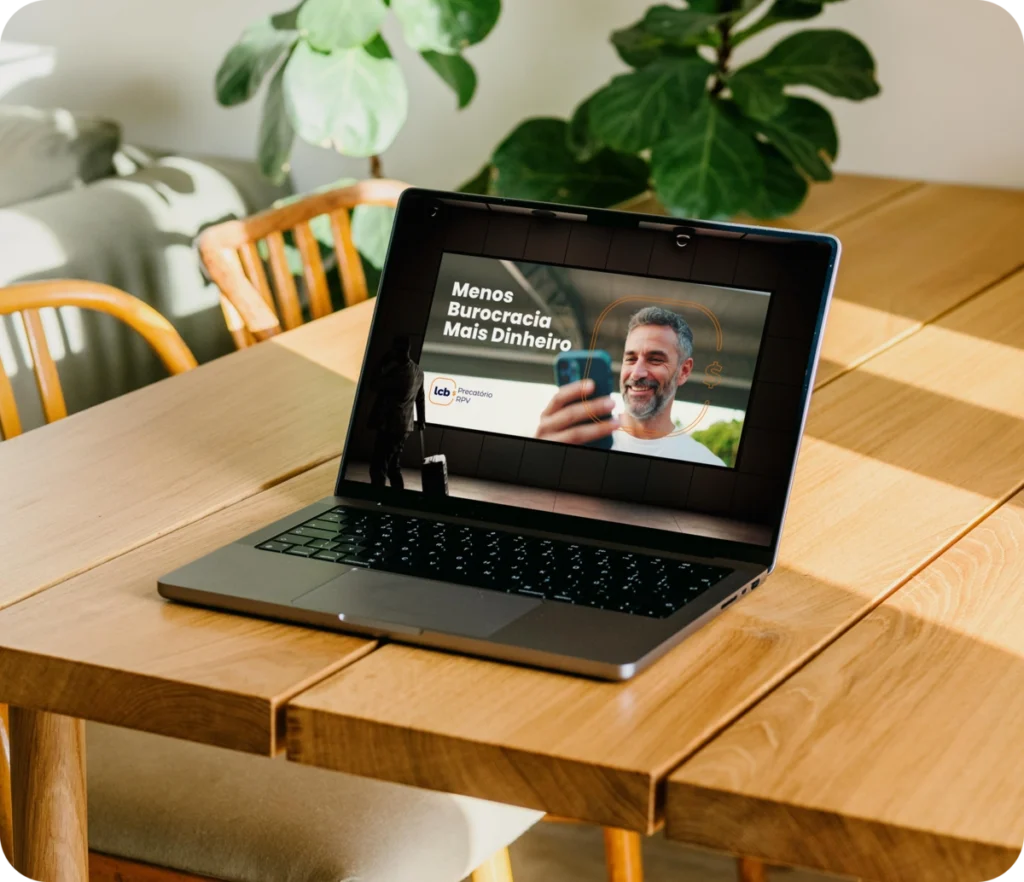 Laptop exibindo vídeo sobre menos burocracia e mais dinheiro com LCbank